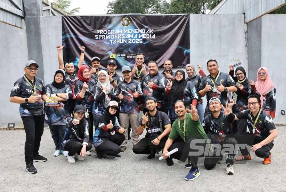 Saiful Ezral (tengah) bergambar bersama warga SPRM yang terlibat dalam menjayakan Program Menembak SPRM Bersama Media di Lapang Sasar Maktab Penjara Kajang pada Sabtu.