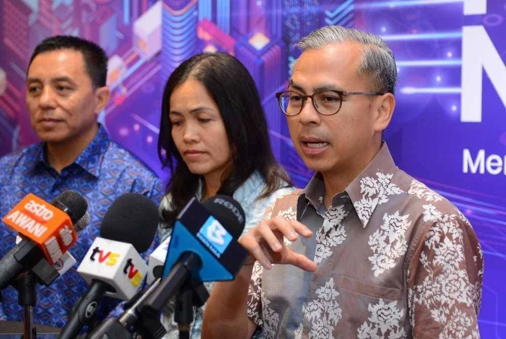 Fahmi ketika sidang media selepas merasmikan Hari Kurier Negara 2025 di Pusat Konvensyen Shah Alam pada Sabtu. FOTO: MOHD HALIM ABDUL WAHID 