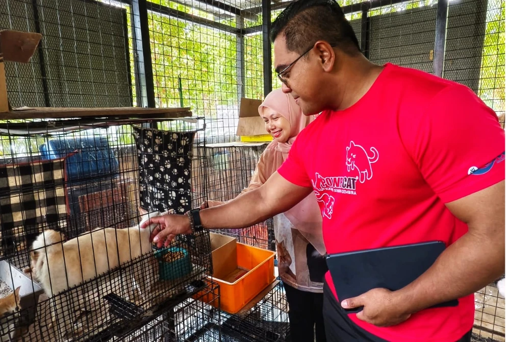 Suhaya bersama Fazli ketika melihat antara kucing yang ditempatkan di rumah perlindungan tersebut.