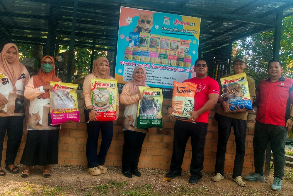 Sumbangan yang disampaikan oleh Fazli (tiga dari kanan) kepada Suhaya (empat dari kiri) pada Sabtu.