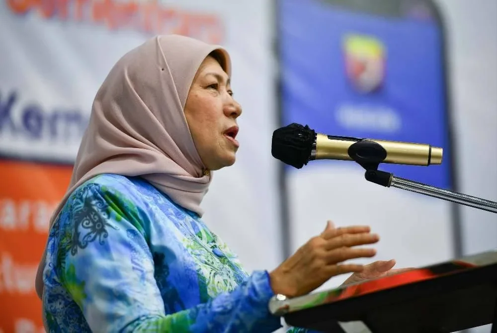Menteri Pembangunan Wanita, Keluarga dan Masyarakat Datuk Seri Nancy Shukri berucap pada Program Latih Amal dan Simulasi Pengurusan Pusat Pemindahan Sementara (PPS) di Wisma Kebajikan Masyarakat, Ibu Pejabat Jabatan Kebajikan Masyarakat (JKM) Sarawak pada Sabtu. Foto Bernama. 