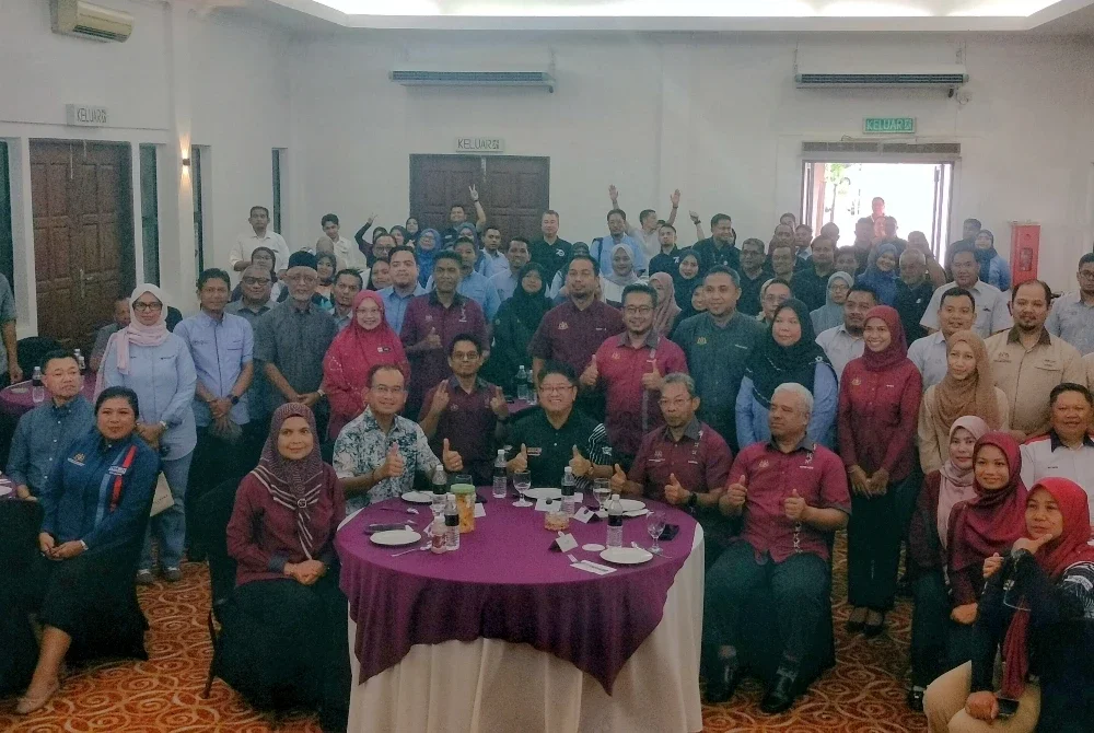 Ewon (duduk, tengah) bergambar bersama sebahagian warga dan agensi KUSKOP pada Majlis Perhimpunan Warga dan Agensi KUSKOP Pahang Sabtu.