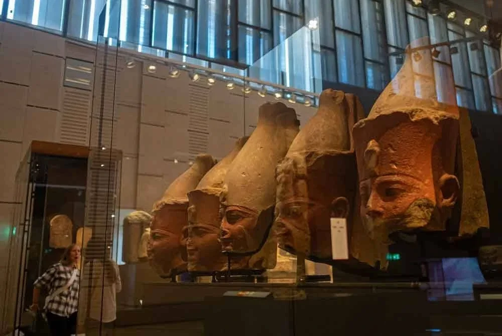 Antara artifak firaun yang dipamerkan.