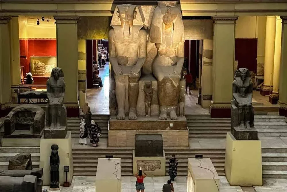 Pelawat mengambil gambar patung Firaun Amenhotep III (1391–1353 SM) serta permaisurinya, Ratu Tiye di Muzium Agung Mesir. Foto AFP