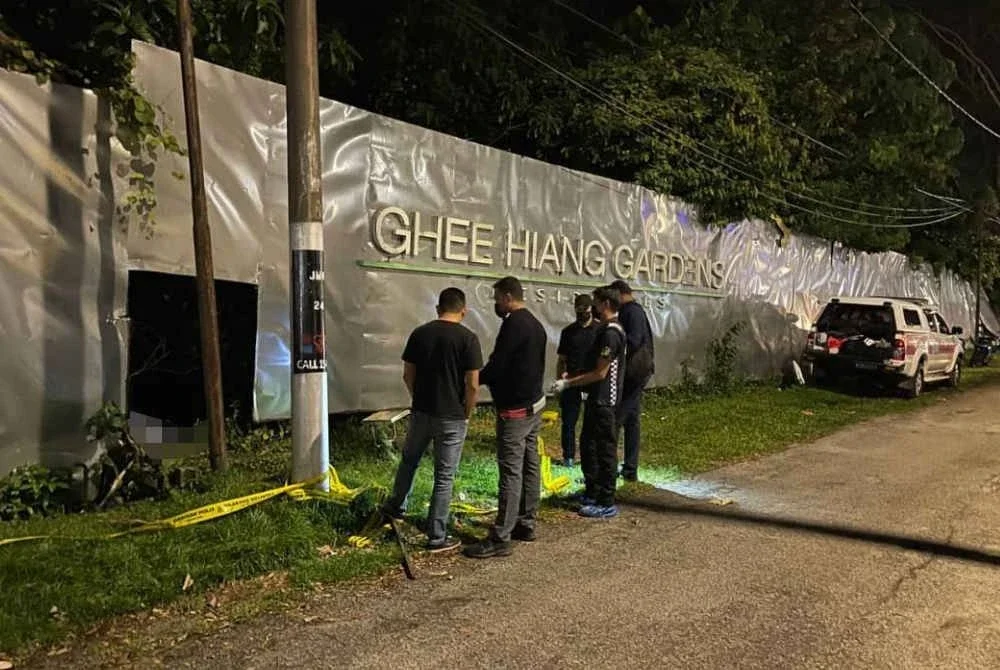 Anggota polis melakukan siasatan di lokasi kejadian.