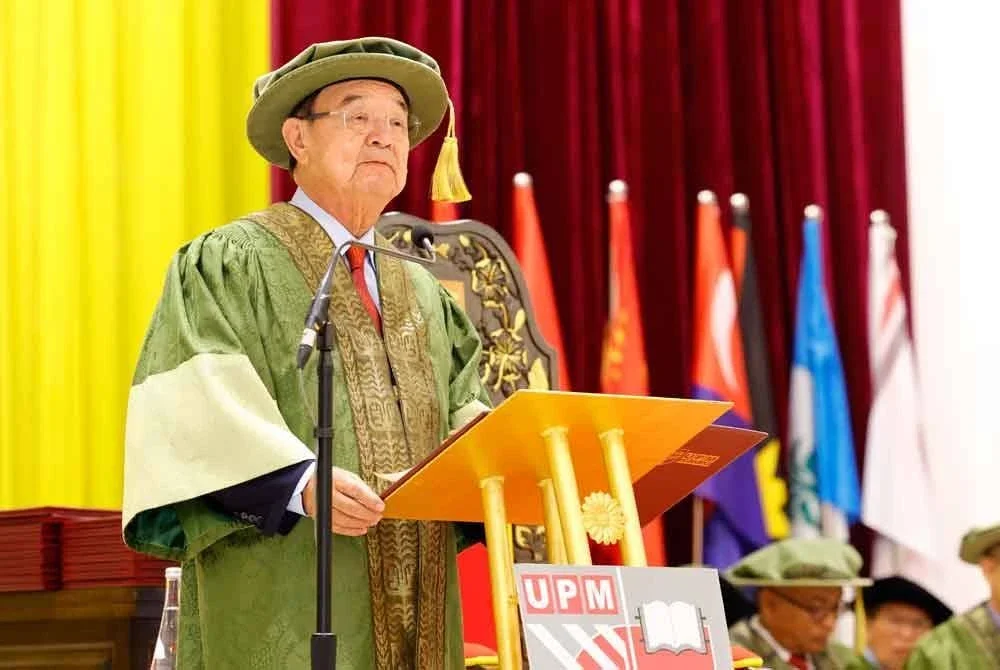 Peter ketika menyempurnakan Majlis Konvokesyen UPM ke-49 Sidang 1 yang berlangsung di Universiti Putra Malaysia Sarawak pada Sabtu.