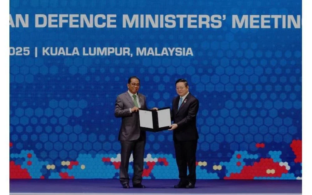 Mohamed Khaled menyerahkan Deklarasi Kuala Lumpur mengenai Perpaduan ASEAN untuk Keselamatan dan Kemakmuran kepada Setiausaha Agung ASEAN, Dr Kao Kim Hourn sempena Mesyuarat Menteri-Menteri Pertahanan ASEAN (ADMM) ke-19 di Pusat Konvensyen Kuala Lumpur (KLCC) pada Jumaat.