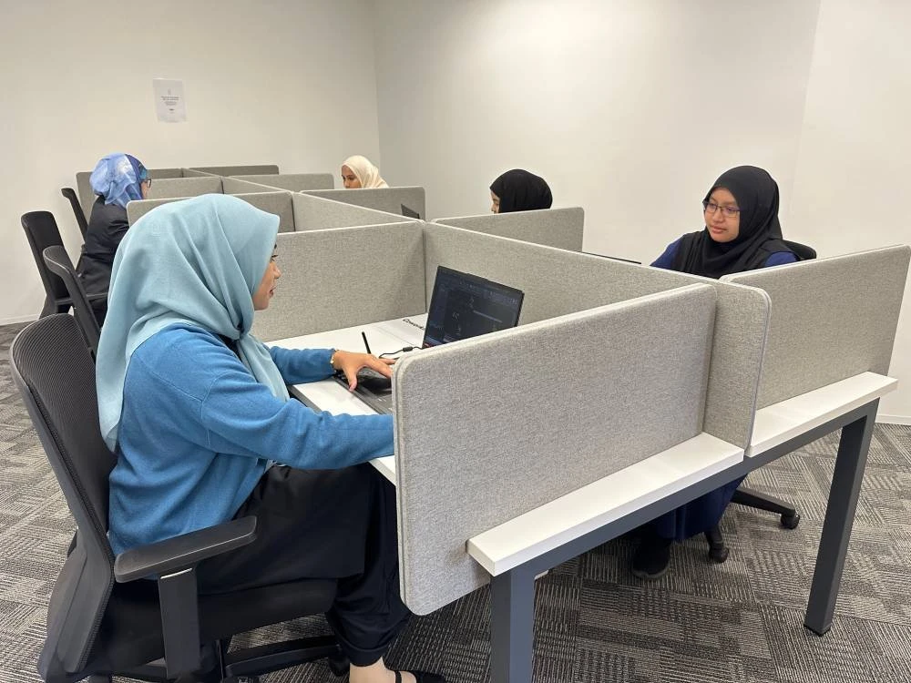 Ruang kerja profesional yang boleh diakses di tengah bandar Kota Bharu. 