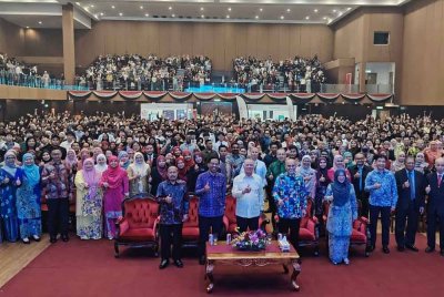Warga MSU bergambar bersama Fadillah (tengah) selepas Majlis Pelancaran MSU m-CREST pada Khamis.