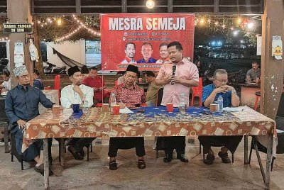 Hasbie (dua, kanan) menyampaikan ucapan pada Majlis Mesra Semeja yang diadakan di Kuala Nerus pada Jumaat.