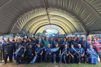 Tuan Ibrahim bersama rakan pimpinan Pas termasuk di Sabah ketika melancarkan Jentera dan Hari Keluarga Mega PN Karambunai di Padang Taman Sepanggar, Kota Kinabalu.
