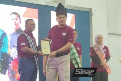 Amirudin (kiri) menyampaikan sijil penghargaan kepada salah seorang wakil penerima pada Majlis Perasmian Festival Makanan Warisan Negeri Selangor di Stadium Tertutup Kompleks Sukan Kuala Selangor pada Sabtu.