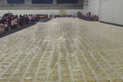 Formasi Rumah Api Kuala Selangor yang berukuran 27 meter panjang dan 8 meter tinggi dibina sepenuhnya menggunakan kuih Beppa Pute diiktiraf sebagai MBOR semasa Festival Makanan Warisan Negeri Selangor di Stadium Tertutup Kompleks Sukan Kuala Selangor pada Sabtu.