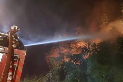 Anggota bomba sedang memadamkan kebakaran hutan di Gombak pada Sabtu. - Foto: JBPM Selangor
