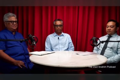 Wan Saiful (kanan) ketika program The Zaid Ibrahim Podcast yang disiarkan pada Jumaat.