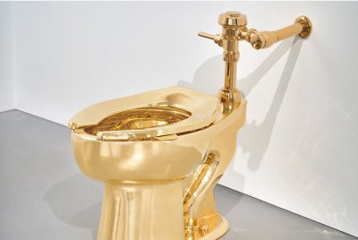 Tandas emas 18 karat itu berfungsi sepenuhnya.