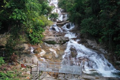 Mangsa dipercayai tergelincir di kawasan tempat pemeriksaan 12 di bahagian paling atas air terjun berkenaan.