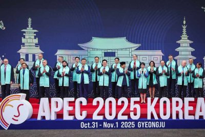 Anwar (lima dari kanan) bergambar bersama pemimpin-pemimpin APEC sempena Mesyuarat Pemimpin Ekonomi APEC (AELM). Foto Bernama