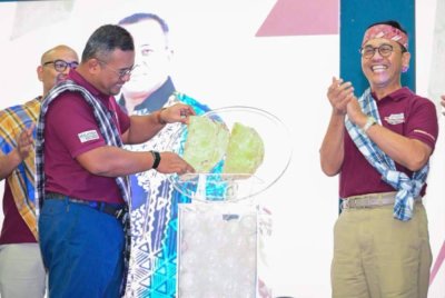Amirudin (kiri) merasmikan Festival Makanan Warisan Selangor 2025 di Stadium Tertutup Kompleks Sukan Kuala Selangor. Foto Pejabat Setiausaha Kerajaan Negeri Selangor