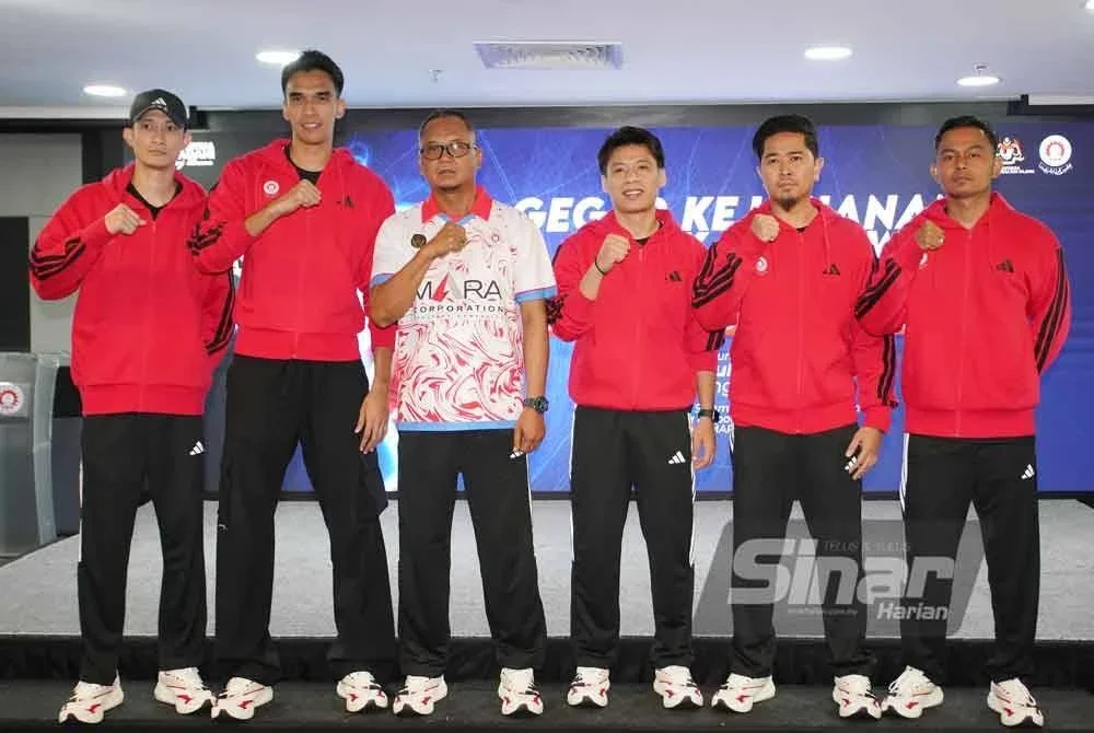 Azhar (tiga dari kiri) bersama pemain pasukan Mara yang menggalas cabaran Piala Tun Ali 2025 di Dewan Bola Keranjang MBMB, Bukit Serindit, Melaka pada 3 hingga 9 November ini. FOTO: ROSLI TALIB