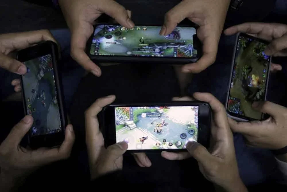 Ciri-ciri permainan dalam talian yang membolehkan pemain mencari rakan atau lawan secara rawak turut menimbulkan risiko kepada tingkah laku sosial kanak-kanak. - Gambar hiasan. Foto: BERNAMA