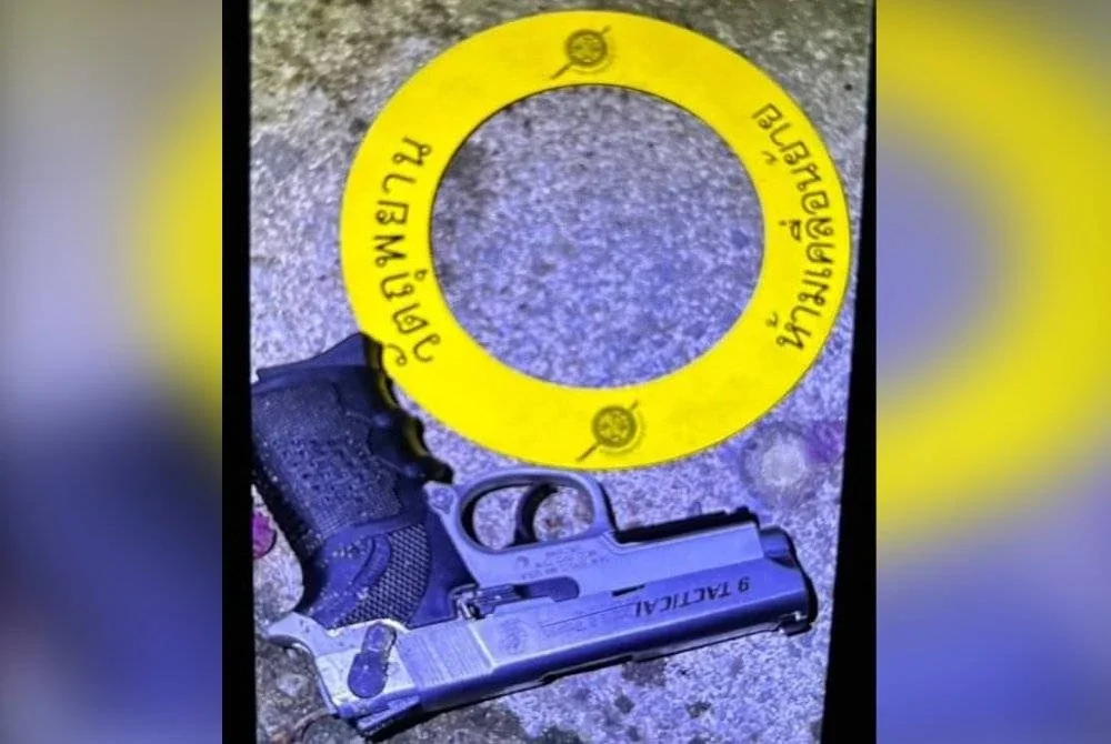 Pistol 9 mm yang dipercayai digunakan untuk menembak mangsa dalam kejadian di sebuah rumah di Sungai Golok pada Sabtu. Foto Tular