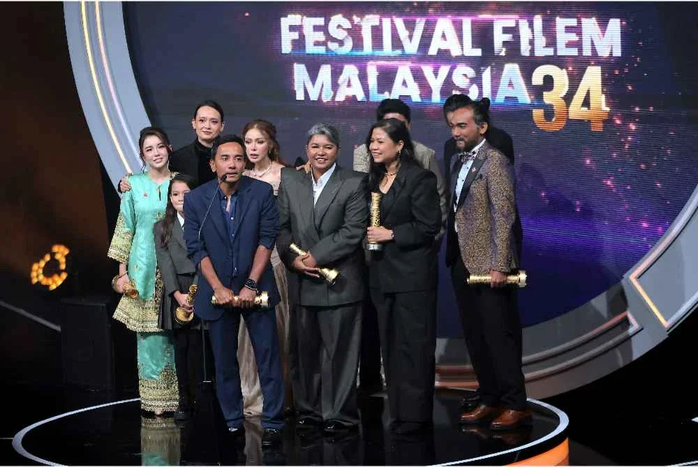 Krew Produksi filem Babah telah memenangi Filem Terbaik pada Malam Anugerah Festival Filem Malaysia (FFM) ke-34 di Auditorium Seri Angkasa, Angkasapuri. Foto Bernama 