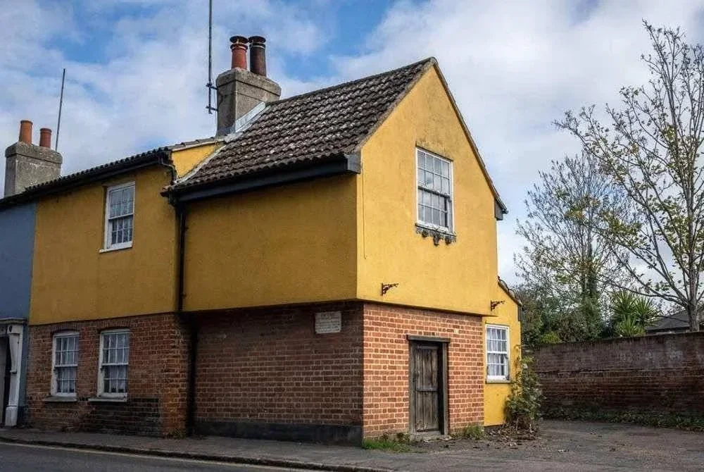 Rumah yang dijuluki gelaran paling berhantu di Britain akhirnya terjual pada pasangan 'ghost busters' dari Australia. Foto kredit Manchester Evening News