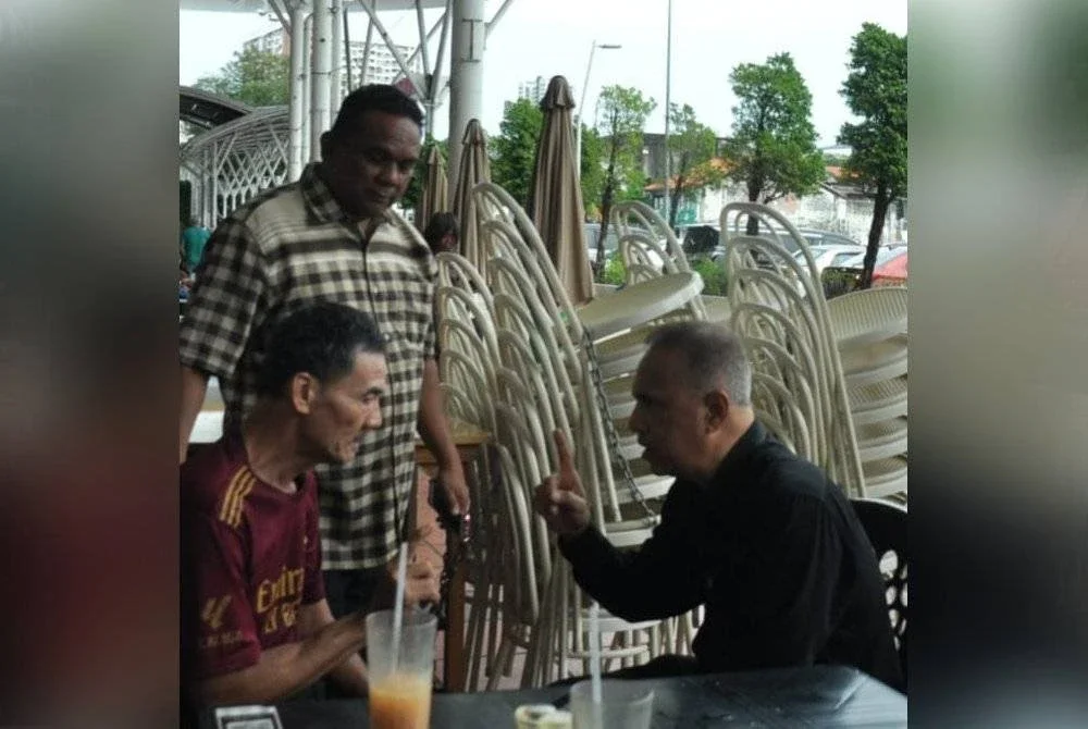 Bekas pengarang berita Utusan Malaysia, Amir Sarifudin Mansor (kanan) memimpin Cheong Cheng Seong (kiri) untuk bersyahadah sambil disaksikan oleh Zolkifly Md. Lazim dalam program Dakwah Jalanan, Komtar Bersyahadah di George Town, Pulau Pinang.