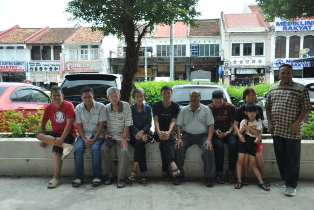 Lima mualaf yang memeluk Islam, bergambar bersama rakan-rakan mereka di George Town, Pulau Pinang. Mereka ialah Thin Kuan Ting (kiri), Tan Ho Chooi (tiga dari kiri), Lee Khoo Chee (empat dari kiri), Danny Khoo (lima dari kiri) dan Cheong Cheng Seong (tujuh dari kiri).
