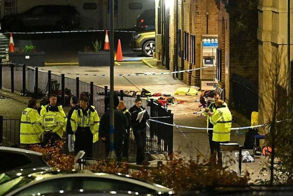 Anggota polis menjalankan siasatan di lokasi kejadian. Foto BBC News.