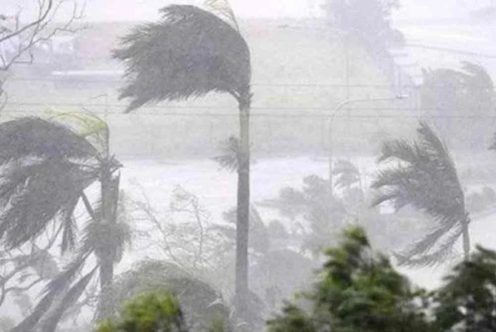 Ribut petir, hujan lebat dan angin kencang dijangka melanda seluruh Kuala Lumpur, Putrajaya dan Johor serta beberapa kawasan di Terengganu, Pahang, Selangor, Negeri Sembilan dan Sarawak hingga jam 3 petang ini. Foto hiasan