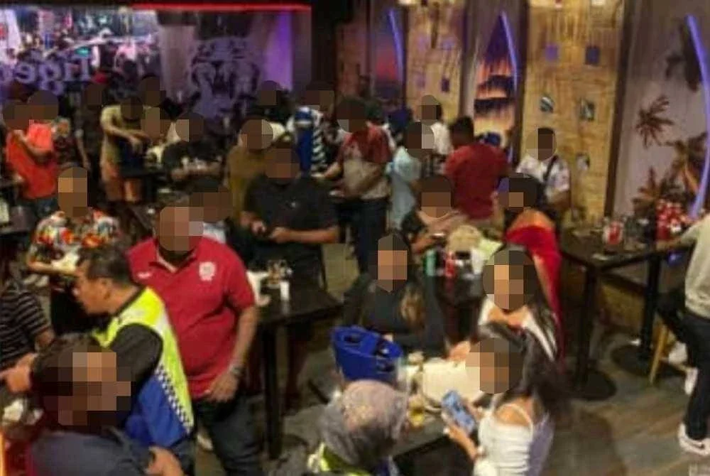 Pemeriksaan turut dijalankan terhadap pengunjung premis bagi tujuan dokumentasi dan saringan lanjut.