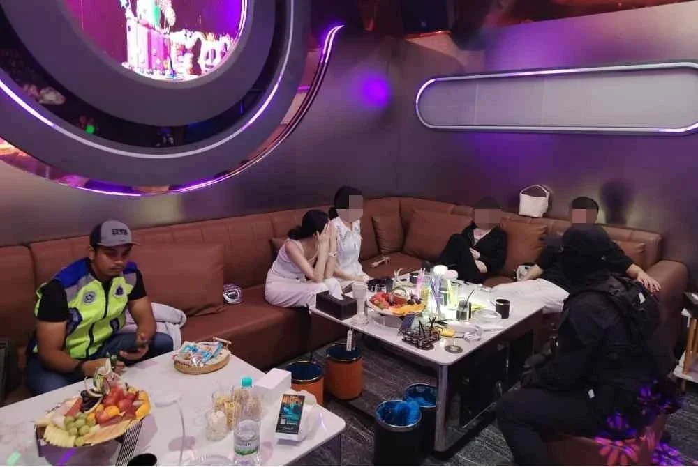 Antara individu yang diperiksa dalam serbuan dijalankan.