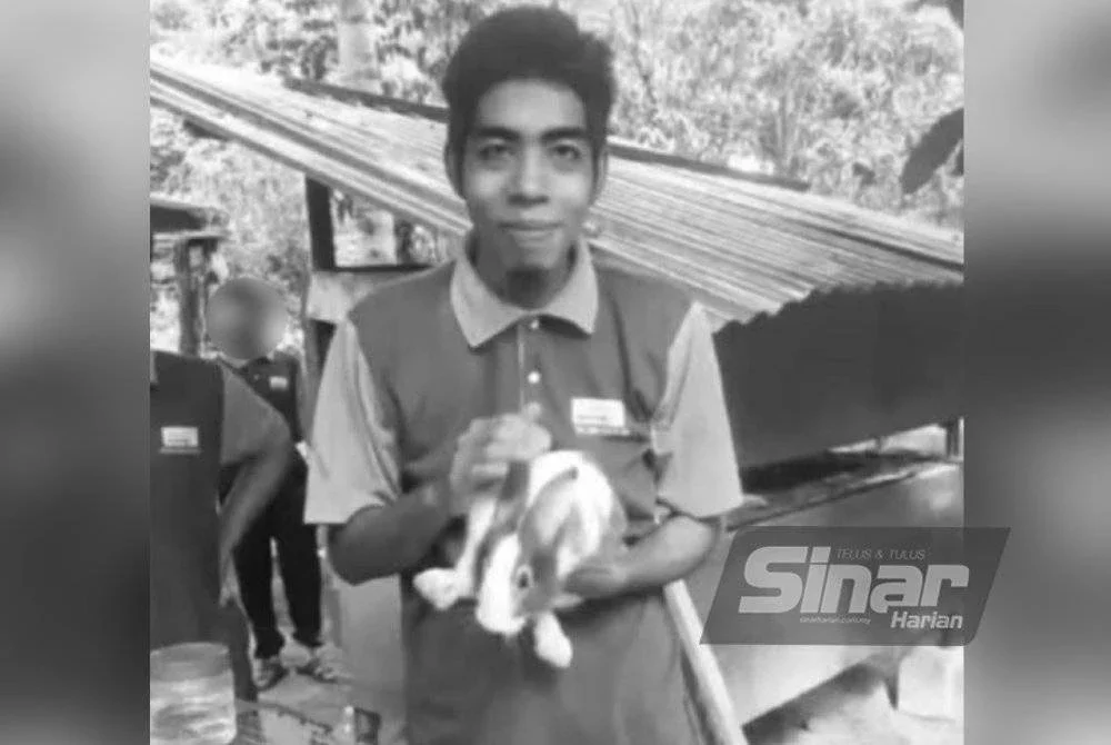 Mohd Alif Farhan maut dipercayai terjatuh daripada traktor ketika melakukan kerja membersihkan kebun.