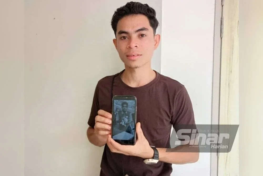 Mohd Alif Rafae menunjukkan gambar abangnya.