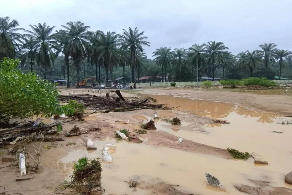 Tanah perkuburan di Trong yang dilanda banjir hingga menyebabkan beberapa mayat dilaporkan terkeluar daripada keranda baru-baru ini.