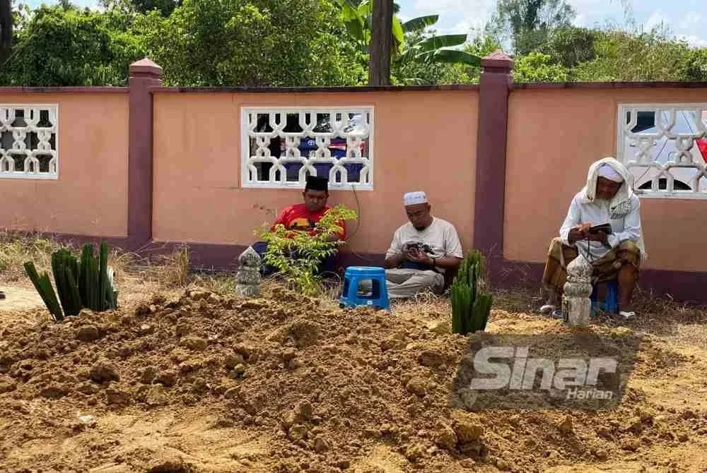 Jenazah Allahyarham Mohd Fuad Fahmie selamat dikebumikan di Tanah Perkuburan Islam, Kampung Apam, Apam Putra di Pasir Mas pada petang Ahad.