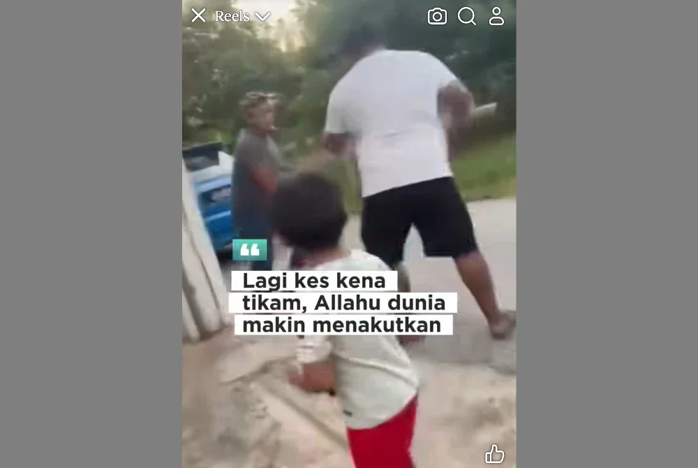 Tangkap layar rakaman video memaparkan kejadian yang didakwa sebagai insiden tikaman melibatkan dua individu tular di media sosial pada Ahad.