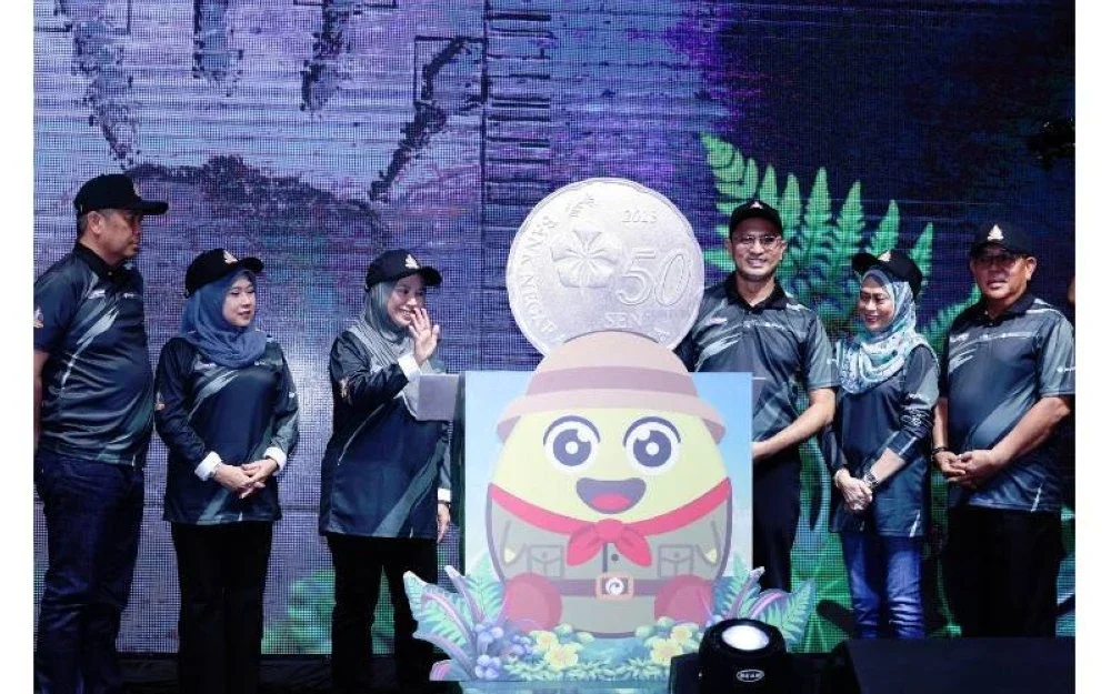 Pengerusi Perbadanan Tabung Pendidikan Tinggi Nasional (PTPTN), Datuk Seri Norliza Abdul Rahim (tiga dari kiri) merasmikan Majlis Penutup Bulan Menabung Simpan SSPN (BMS) 2025, pada Sabtu.