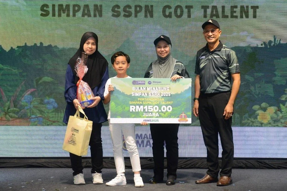Muhammad Adam (dua dari kiri) menjuarai Simpan SSPN Got Talent tahap 1.