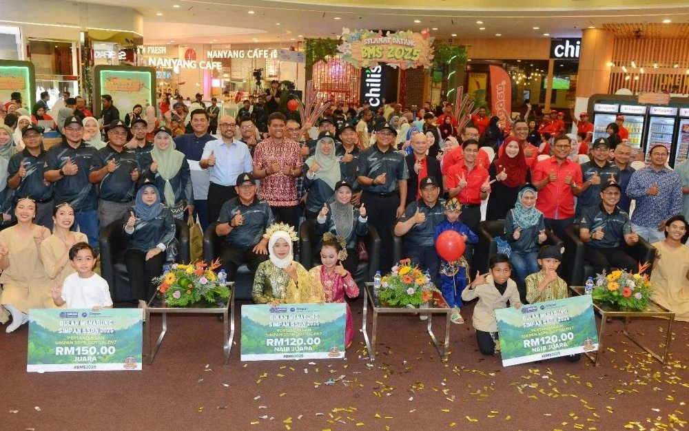 Norliza (tiga, kiri) bergambar bersama barisan Pengurusan Kanan PTPTN, rakan strategik dan pengunjung yang turut memeriahkan Program Bulan Menabung Simpan SSPN (BMS) 2025.