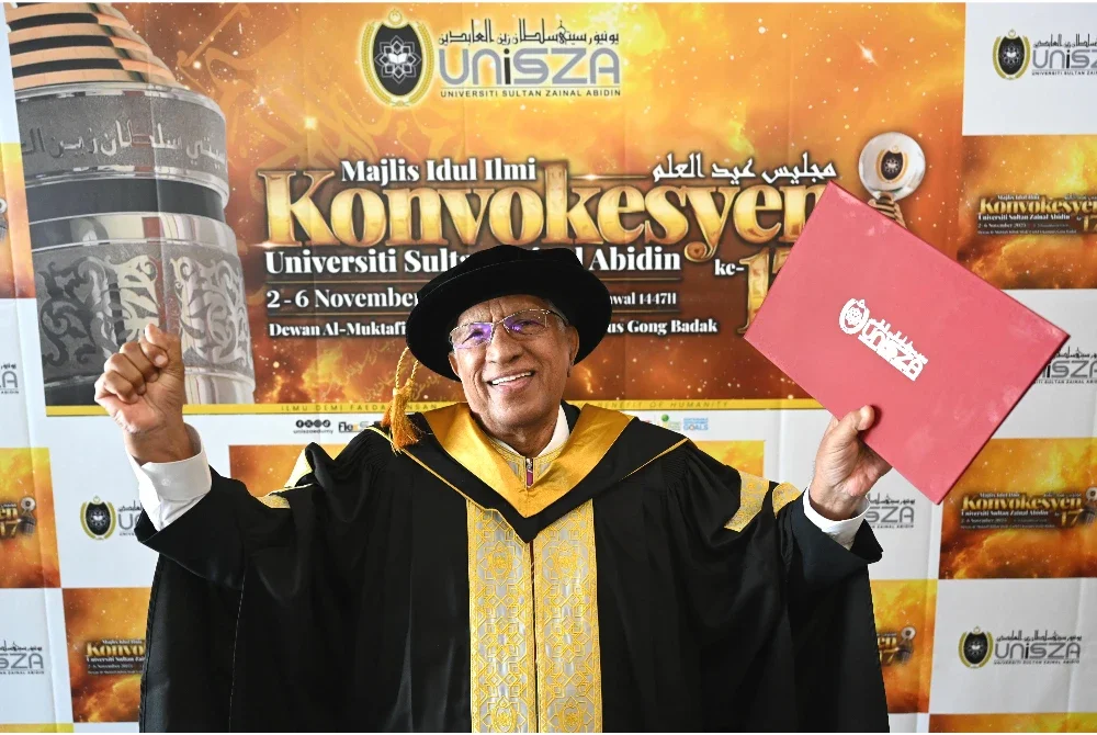 Victor menunjukkan skrol yang diterima selepas berjaya menamatkan pengajian peringkat PhD di UniSZA, Kuala Nerus.
