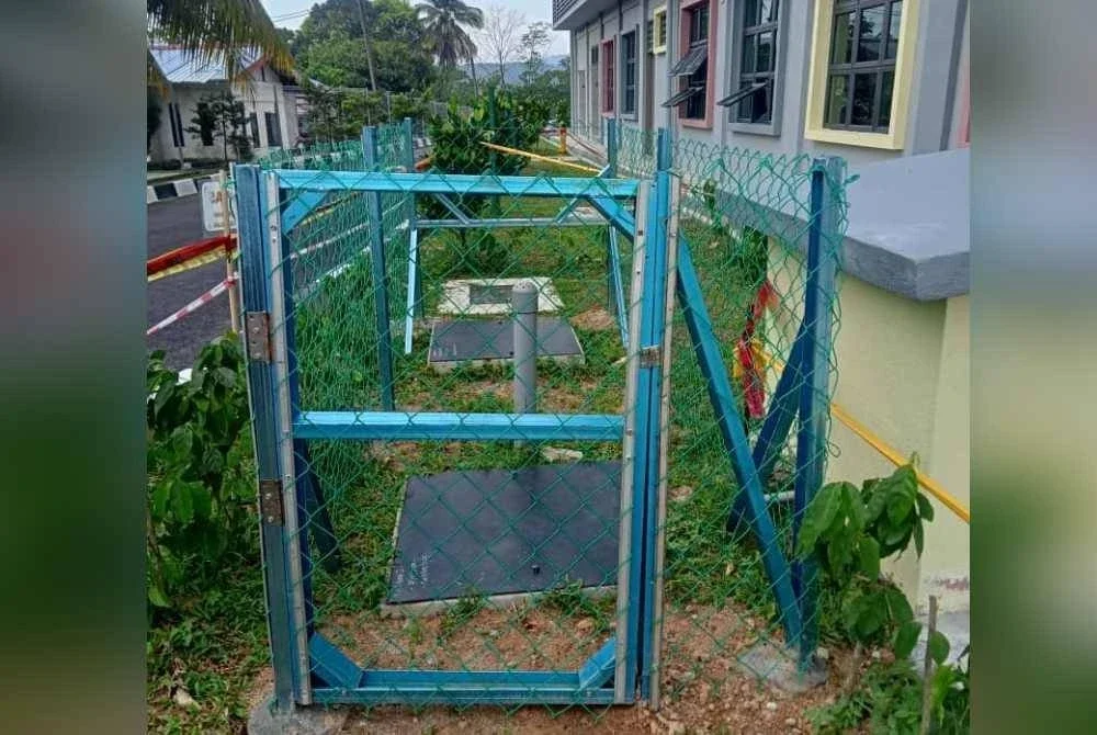 Lokasi insiden telah dipasang pagar sebagai langkah keselamatan.