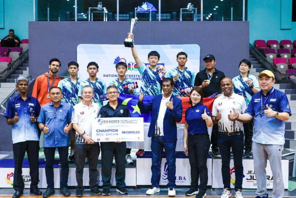 Timbalan Presiden 2 Persatuan Badminton Malaysia (BAM) yang juga Presiden Persatuan Badminton Kuala Lumpur, Datuk Seri Dr Jahaberdeen Mohamed Yunoos bersama pemain Melaka yang muncul juara Kategori B-16 Kejohanan Antara Negeri 2025 di Stadium Titiwangsa, Kuala Lumpur pada Ahad.