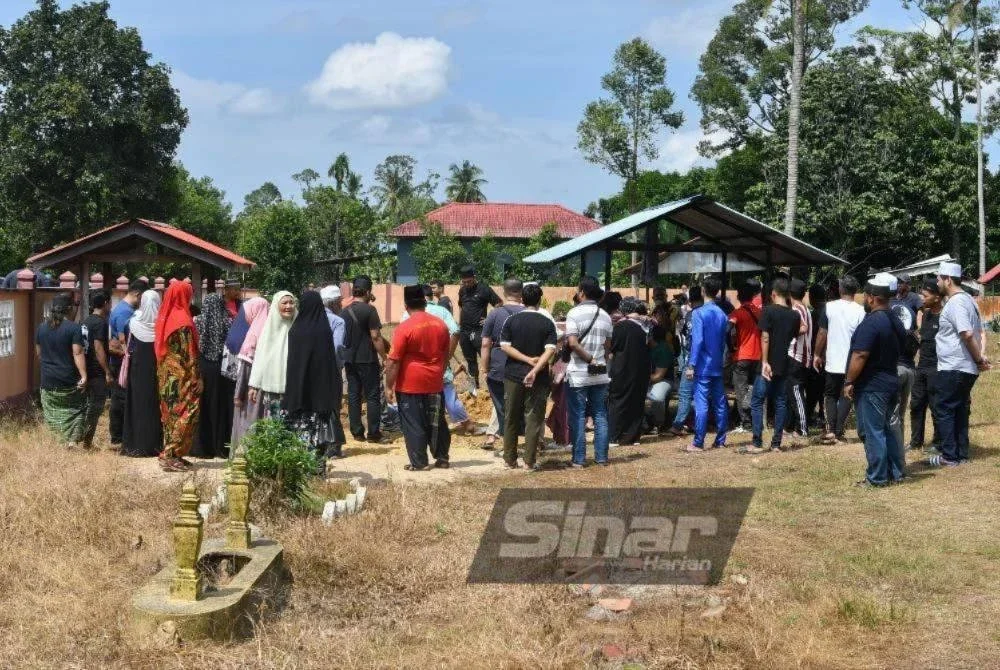 Ahli keluarga terdekat mengiringi jenazah Mohd Fuad Fahmie Ghazali, 33, untuk dikebumikan di Tanah Perkuburan Apam hari ini.
Mohd Fuad Fahmie maut ditembak individu dikenali di rumahnya di pekan Sungai Golok, Narathiwat, Thailand, malam tadi.