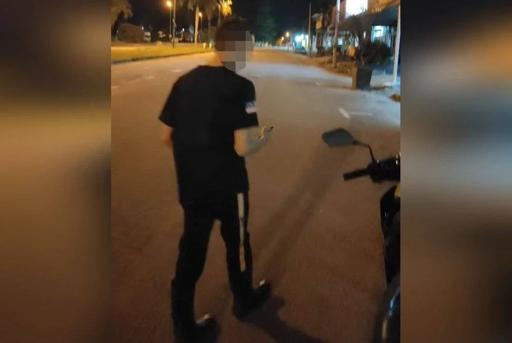 Tangkap layar video menunjukkan lelaki tersebut mengenakan pakaian seperti anggota trafik sebelum ditahan polis IPD Ipoh.