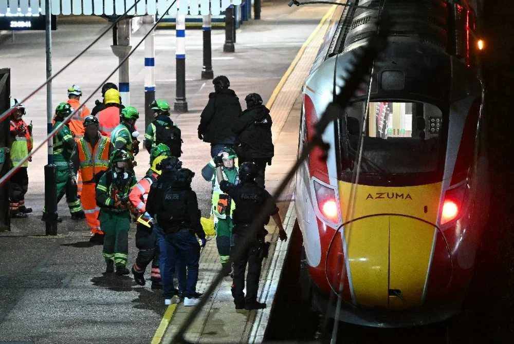Polis UK telah menahan dua suspek manakala sebahagian penumpang dibawa ke hospital selepas kejadian menikam di dalam kereta api di Cambridgeshire, timur England.- Foto: AFP