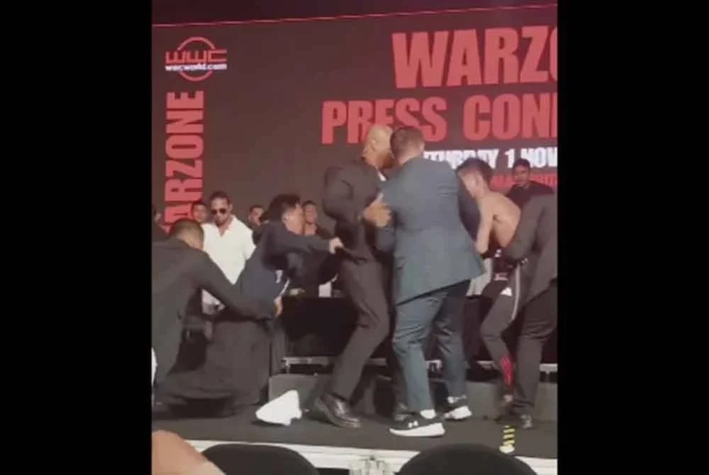 Antara 'pergaduhan' yang tercetus di atas pentas semasa sidang media Warzone World Championship yang diadakan pada Sabtu di Bangsar.