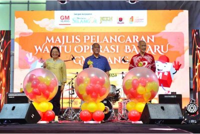 Abd Hamid (tengah) bersama-sama Seng Kok (kanan) dan Yee Ling (kiri) memecahkan belon sebagai gimik perasmian pada Majlis Pelancaran Waktu Operasi Baharu GM Klang dan Ceritera Selangor, pada Sabtu.